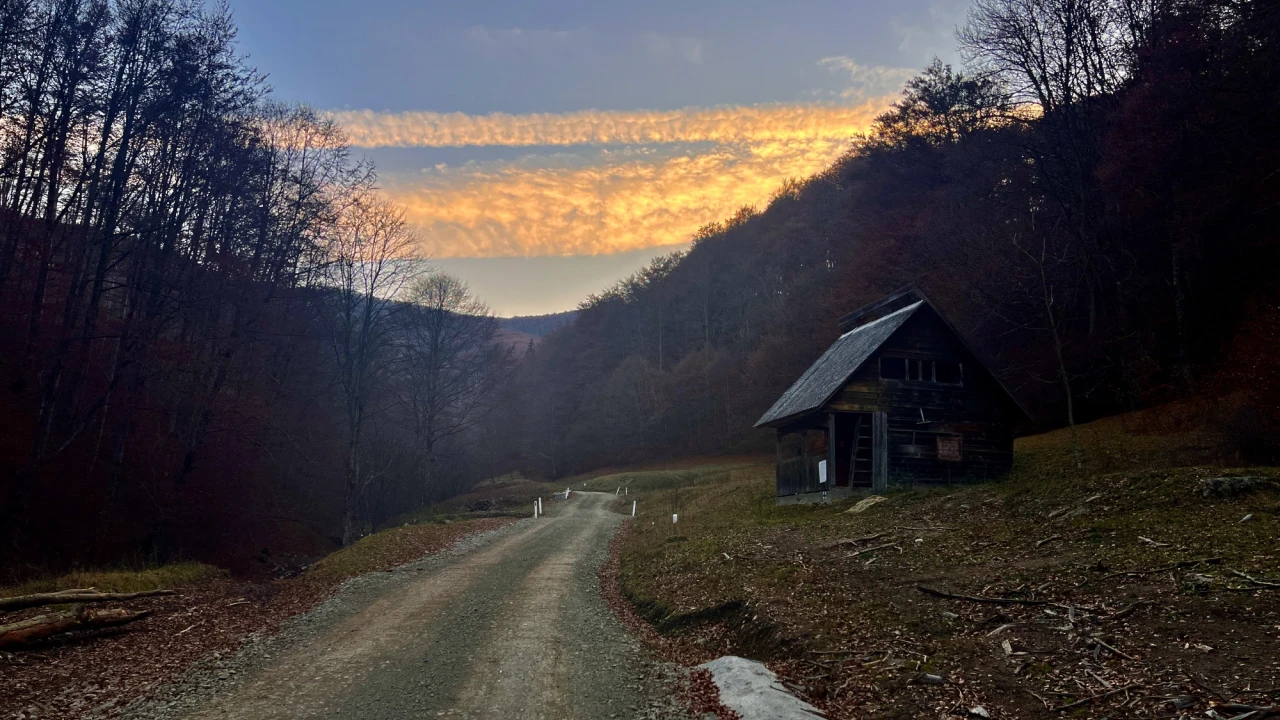 🏔️ Vârful Dâmbău – An Easy Trail, Gorgeous Views and a Nap on the Summit