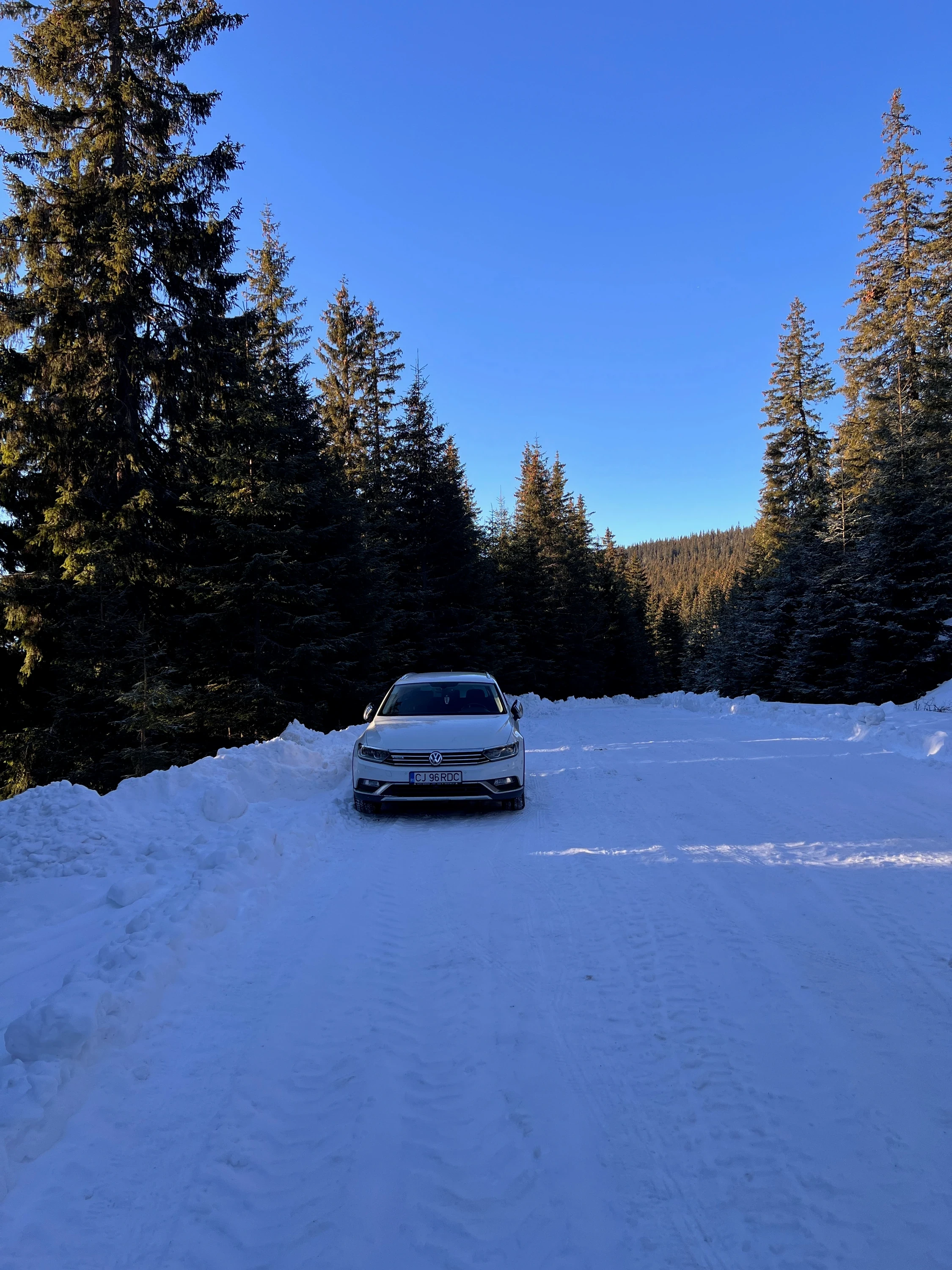 🏔️ Vârful Cindrel in winter – Waist-deep snow and a trail that tests your patience – photo 1